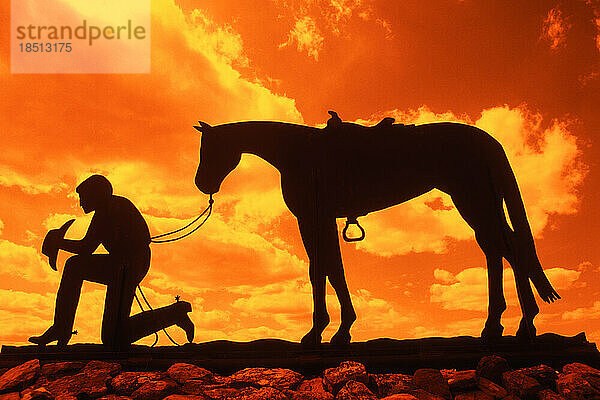 Silhouette der Cowboy-Skulptur in Henrietta  Texas