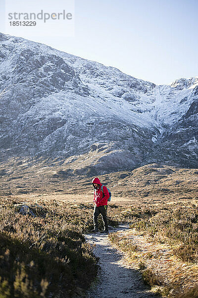 Solo-Mann wandert im Winter in den schottischen Highlands