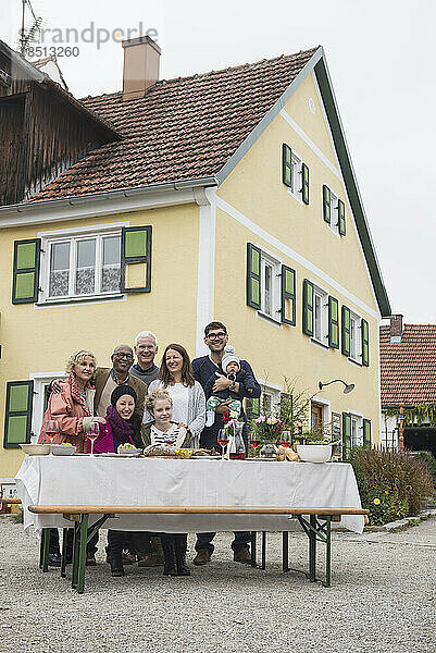 Große Familie und Freunde genießen eine Party im Freien im Bauernhaus  Bayern  Deutschland
