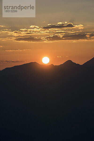 Silhouette von Bergen in alpiner Landschaft bei Sonnenaufgang  Zillertal  Tirol  Österreich