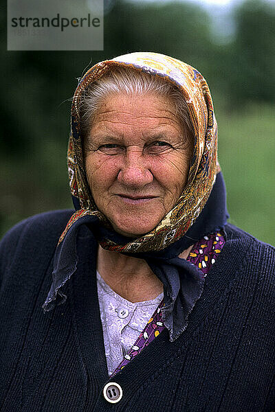 Kroatien schöne Küste Porträt einer älteren Frau mit Schal in der Nähe von Dubrovnik Kroatien