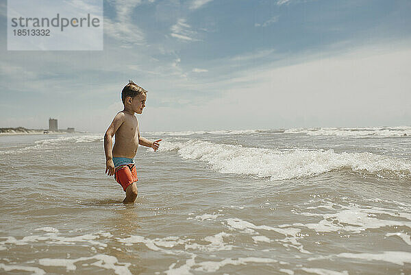 Kleiner Junge im Ozean spielt in Wellen Corpus Christi Texas
