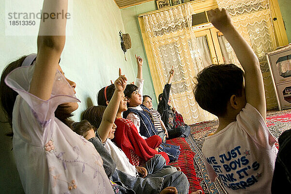 In einer Vorschule in Kabul lernen Kinder etwas über Gesundheit und Bildung.