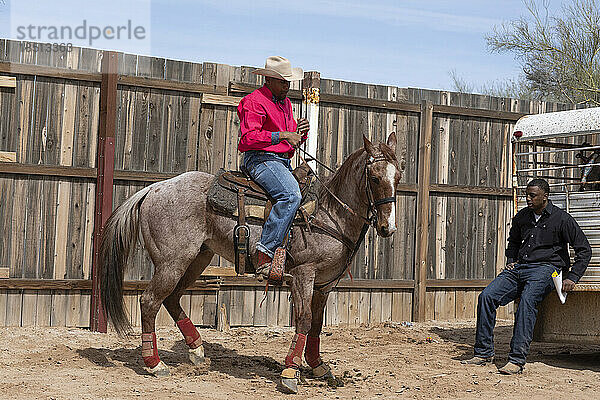 Cowboys bereiten sich auf Veranstaltungen beim Arizona Black Rodeo vor