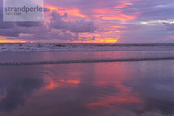Sonnenuntergang am Meer  farbiger Himmel  Spiegelung im Wasser.