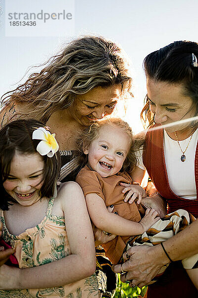 Erwachsene Schwestern mit Nichten/Töchtern im Feld in San Diego