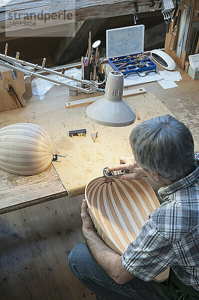 Handwerker stellt Laute in der Werkstatt her