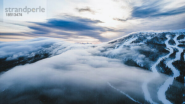 Im Winter liegt eine Wolkendecke über dem Skigebiet Saddleback in Maine