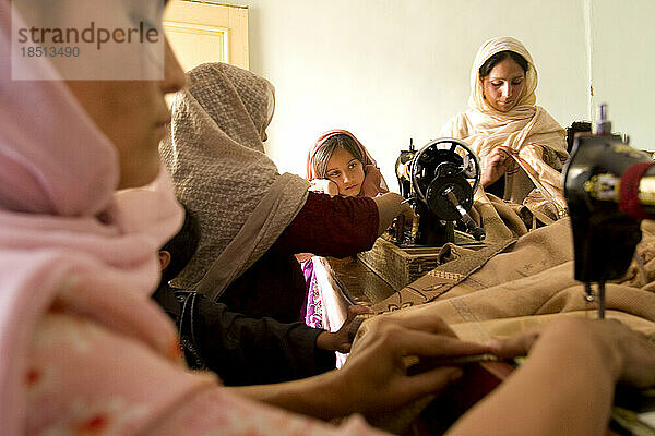 Frauen nähen in einer Werkstatt in Kabul.