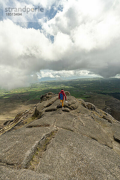 Wanderin erreicht den Gipfel der Slieve Binnian Mountains