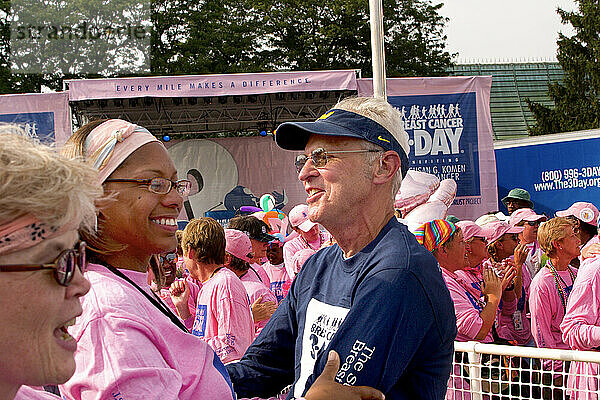 Wanderer gratulieren einander  nachdem sie beim Komen 3-Tages-Spaziergang gegen Brustkrebs in Detroit 60 Meilen zurückgelegt haben.