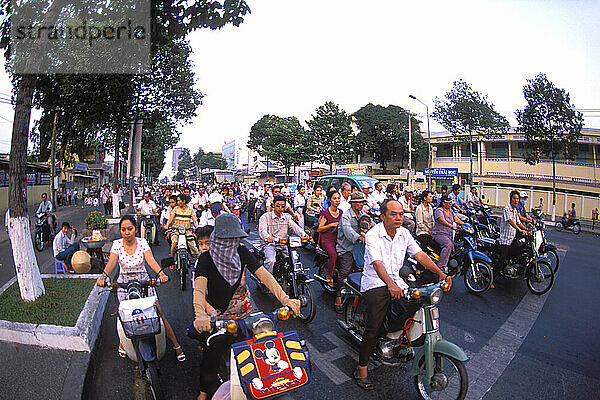 Rauschende Mopedbewegung überall in Ho-Chi-Minh-Stadt  Saigon  Vietnam