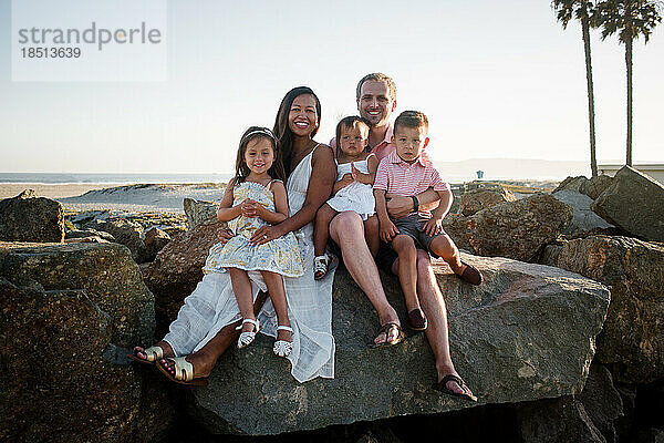 Fünfköpfige Familie posiert auf Felsen am Coronado Beach in San Diego
