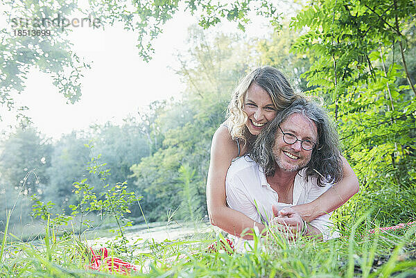 Porträt eines glücklichen Paares  das sich in der Natur umarmt  Bayern  Deutschland