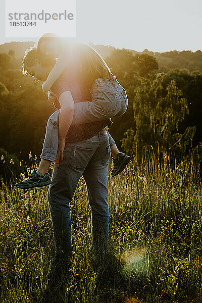 Mann und Frau amüsieren sich auf einem Sommerfeld in der Sonne