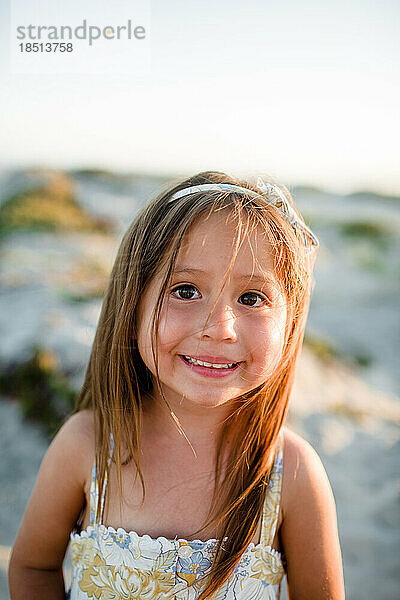 Nahaufnahme eines vierjährigen Mädchens am Strand in San Diego