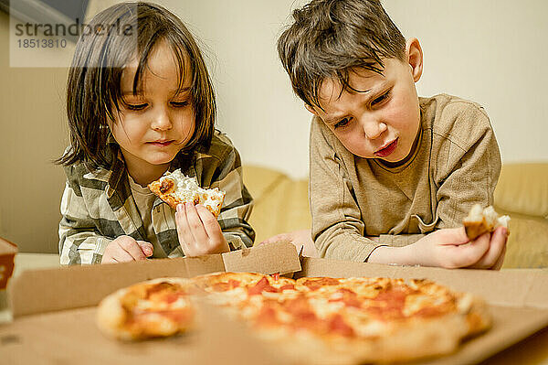 Brüder essen zu Hause Pizza