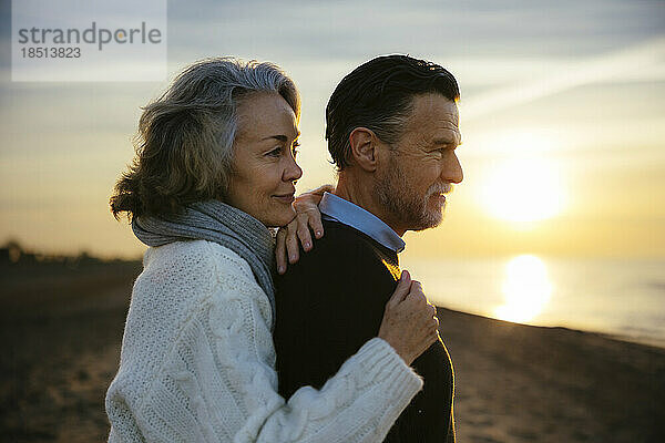 Reife Frau und Mann stehen am Strand