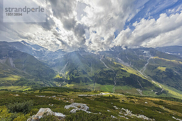 Österreich  Salzburger Land  malerischer Blick auf Wolken  die über Gipfel im Nationalpark Hohe Tauern fließen