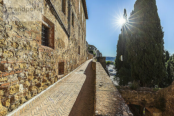 Italien  Toskana  Pienza  Sonne scheint über leerem Fußweg in der historischen Stadt