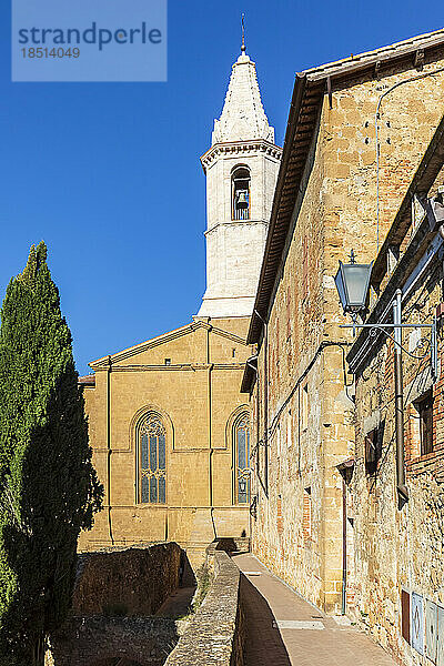 Italien  Toskana  Pienza  Außenansicht der Kathedrale von Pienza im Sommer