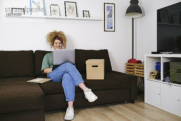 Lächelnde Geschäftsfrau  die zu Hause am Laptop arbeitet