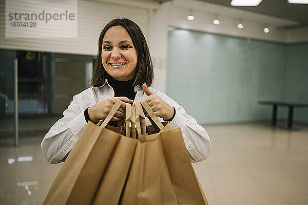 Lächelnde Frau mit Einkaufstüten