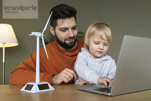 Vater und Sohn lernen zu Hause am Laptop