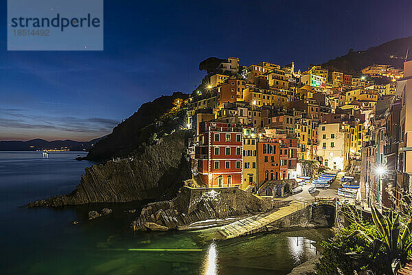Italien  Ligurien  Riomaggiore  Rand eines Küstendorfes entlang der Cinque Terre bei Nacht