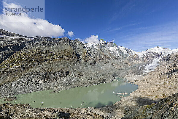 Blick auf den Pasterze-Gletscher und den Sandersee an einem sonnigen Tag  Kärnten  Österreich