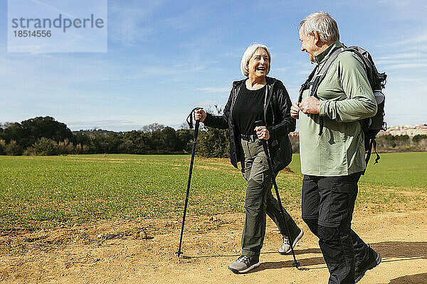 Glückliches älteres Paar  das gemeinsam in der Natur wandert