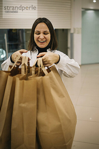 Glückliche Frau mit Einkaufstüten