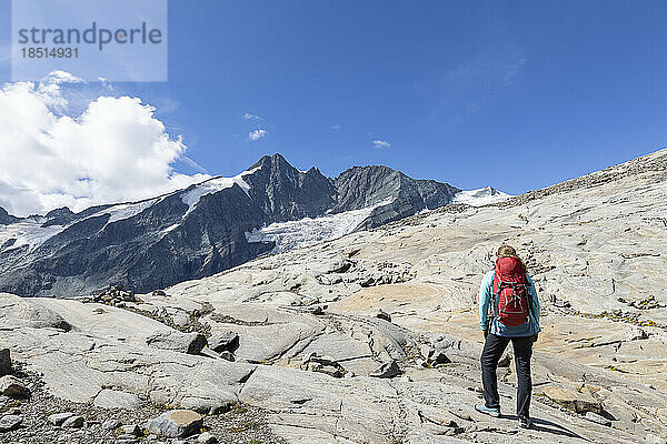 Frau trägt Rucksack beim Wandern an einem sonnigen Tag  Kärnten  Österreich