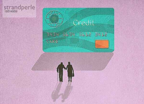 Silhouette eines älteren Paares  das auf eine große Kreditkarte zugeht