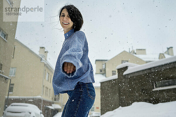 Glückliche Frau genießt den Schnee