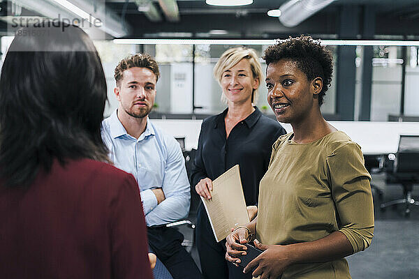 Geschäftsleute diskutieren im Büro