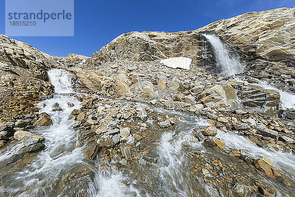 Idyllischer Wasserfall inmitten von Felsen unter blauem Himmel  Kärnten  Österreich