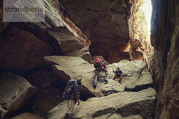 Freunde klettern auf Felsen beim Cederberg Mountain Trek