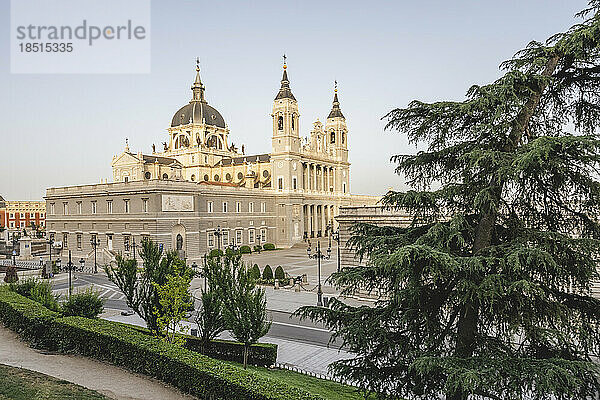 Spanien  Madrid  Außenansicht der Almudena-Kathedrale