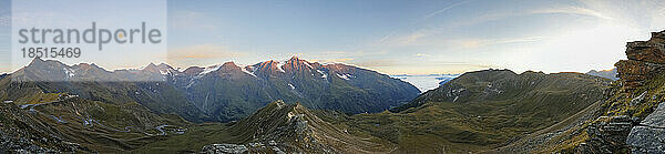 Österreich  Salzburger Land  Panoramablick vom Gipfel der Edelweißspitze bei Sonnenaufgang