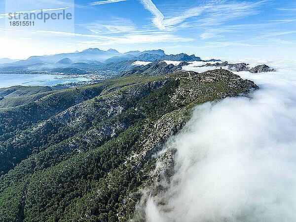 Spanien  Balearen  Port de Pollenca  Luftaufnahme der in dichten Nebel gehüllten Küstenberge