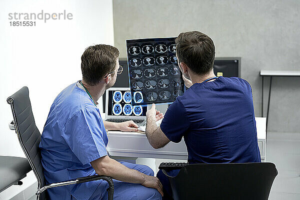 Ärzte untersuchen medizinische Röntgenaufnahmen im Krankenhaus