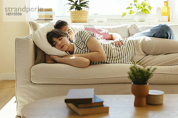 Frau und Freund schlafen zu Hause auf dem Sofa