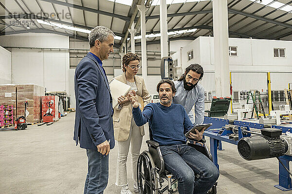 Behinderter Ingenieur diskutiert mit Kollegen aus der Industrie