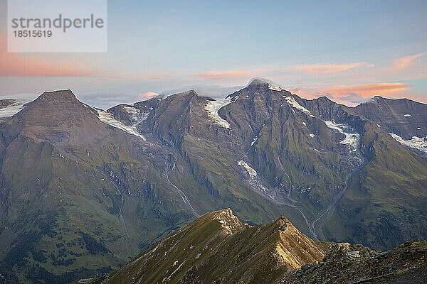 Österreich  Salzburger Land  Blick vom Gipfel der Edelweißspitze im Morgengrauen