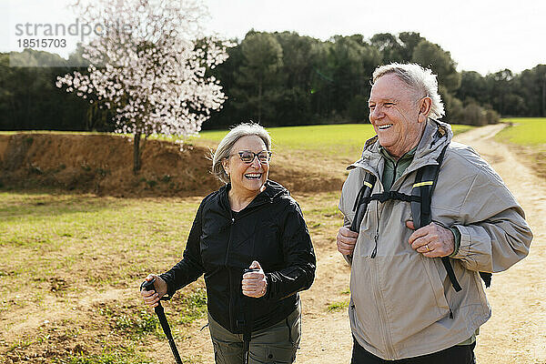 Älteres Paar wandert gemeinsam auf dem Wanderweg