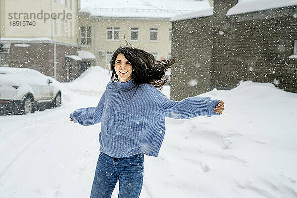 Glückliche Frau  die Spaß im Schnee hat