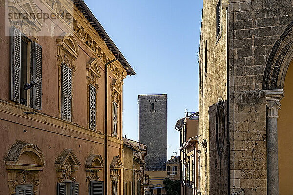 Italien  Latium  Tarquinia  historische Häuser mit altem Turm im Hintergrund