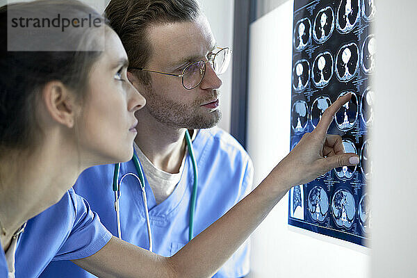 Ärztin untersucht medizinisches Röntgenbild mit Kollegin