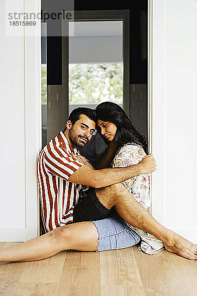 Mann und Frau sitzen am Eingang eines Tiny House